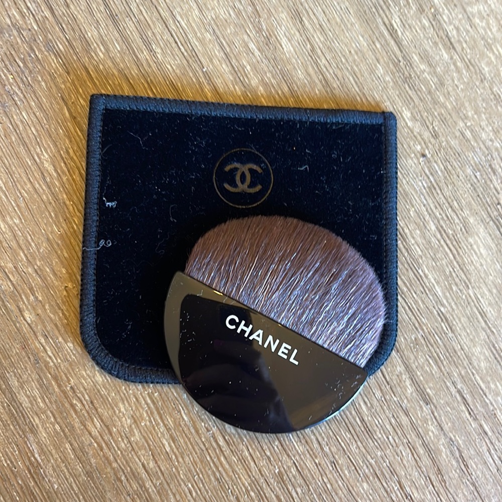 Chanel fan brush